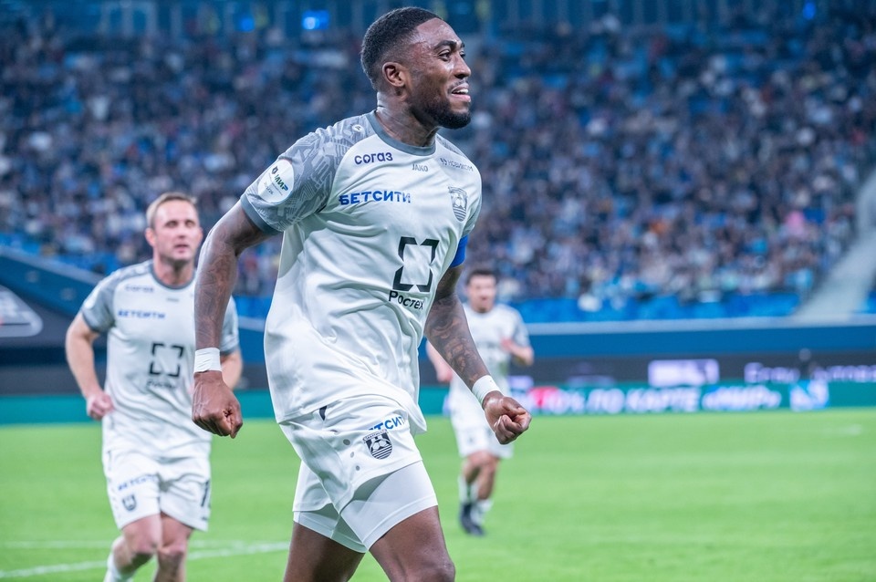    Кевин Андраде открыл счет в матче, но судьи отменили взятие ворот, рассмотрев микроскопический офсайд у Брайана Хиля. Роман БОЛЬШАКОВ