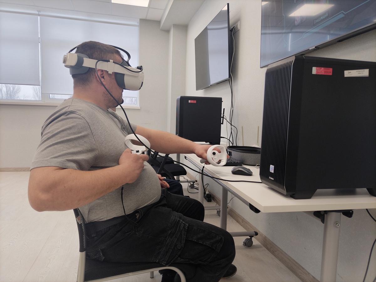 Помощник машиниста электровоза УЖДТ Максим Барков экипирован и готов к охоте на риски в виртуальном пространстве обогатительной фабрики.