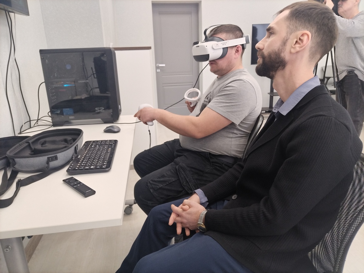 На тренажёре виртуальной реальности сотрудник проходит этапы программы с поддержкой преподавателя.