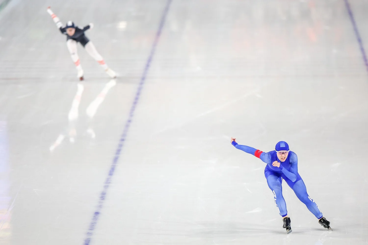 Конькобежный спорт. Женщины, 3000 метров. Еаннине Роснер (Австрия) и Ксения Коржова (Россия) во время соревнований (Фото Петра Ковалева·ТАСС)