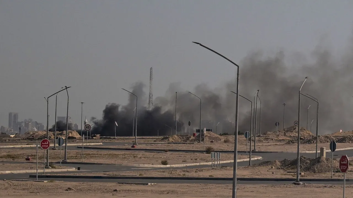 Черный дым поднимается над зданием посольства США в Кувейте после сообщения об иранском ударе 2 марта 2026 года