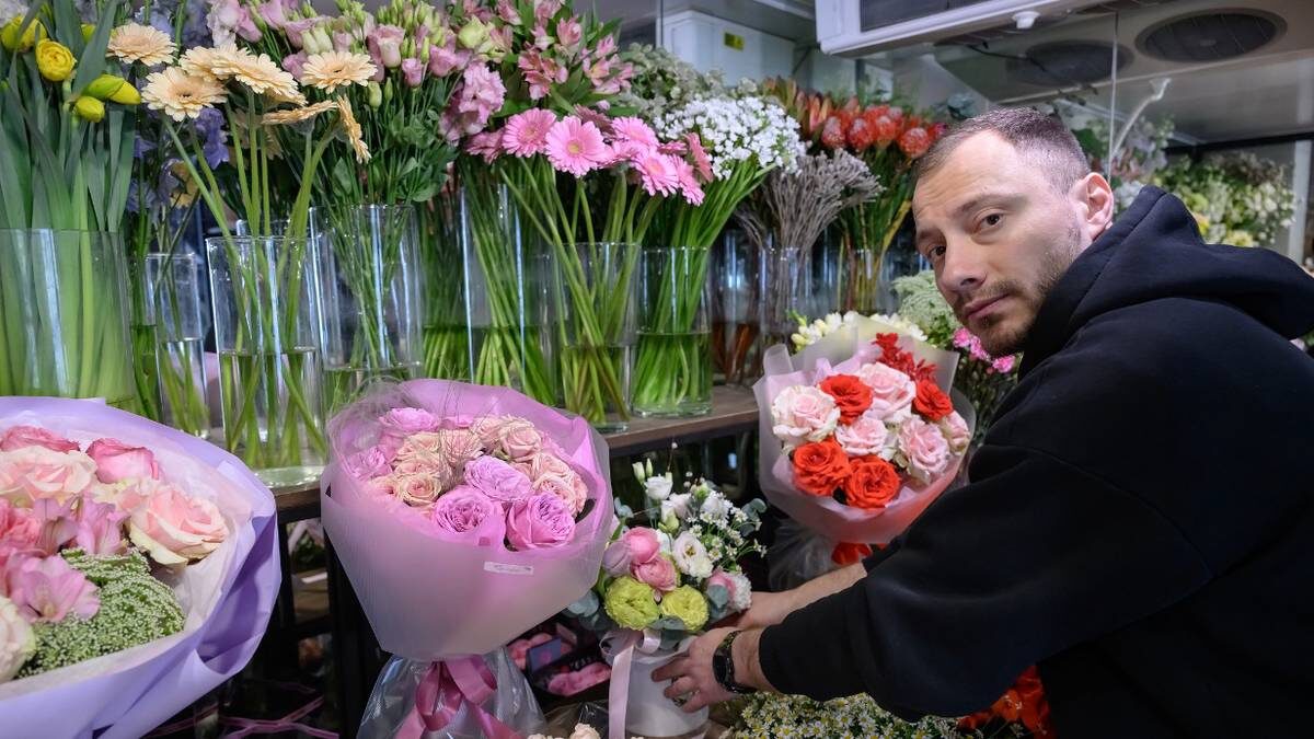    Флорист Виктор Соловов в салоне цветов на Ярцевской улице подбирает для клиента букет / Фото: Дмитрий Дубинский / Вечерняя Москва