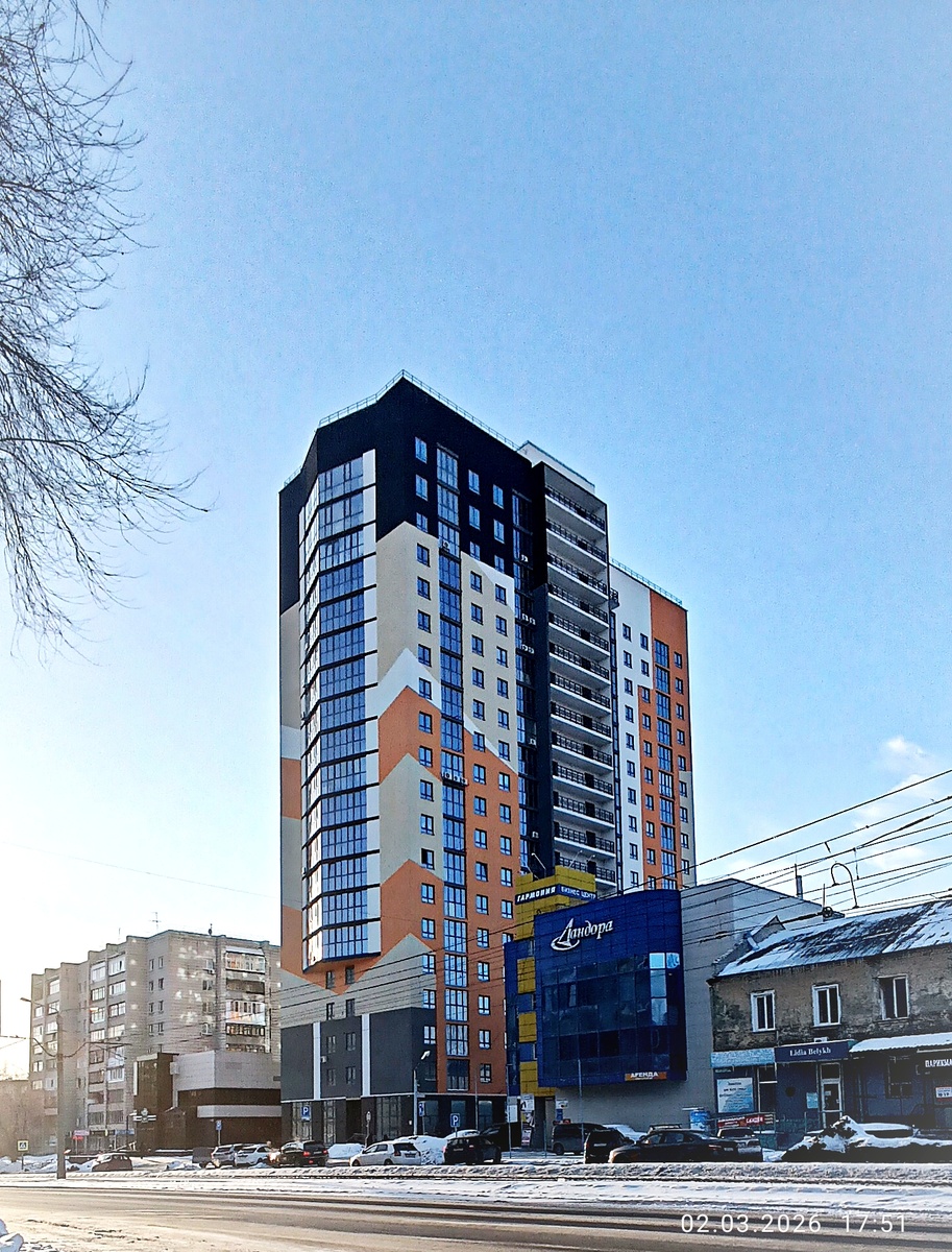Где-то на просторах моего города. Дома на контрасте времени. Фотография автора, март 2026 года. 