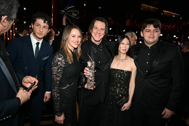 дочь Джима Джейн (38 лет), Джим, Мин Ха (32 года) и внук Джексон (16 лет)