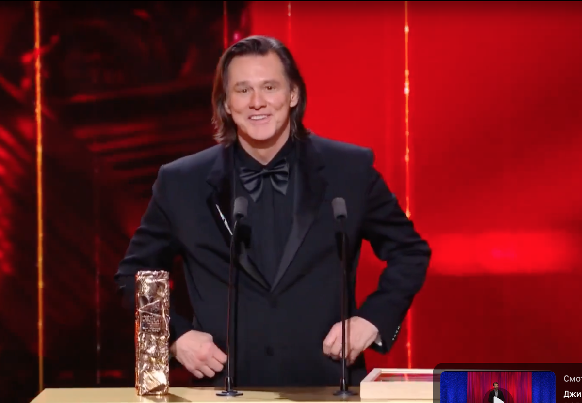 скрин видео из интернета: Джим на церемонии 