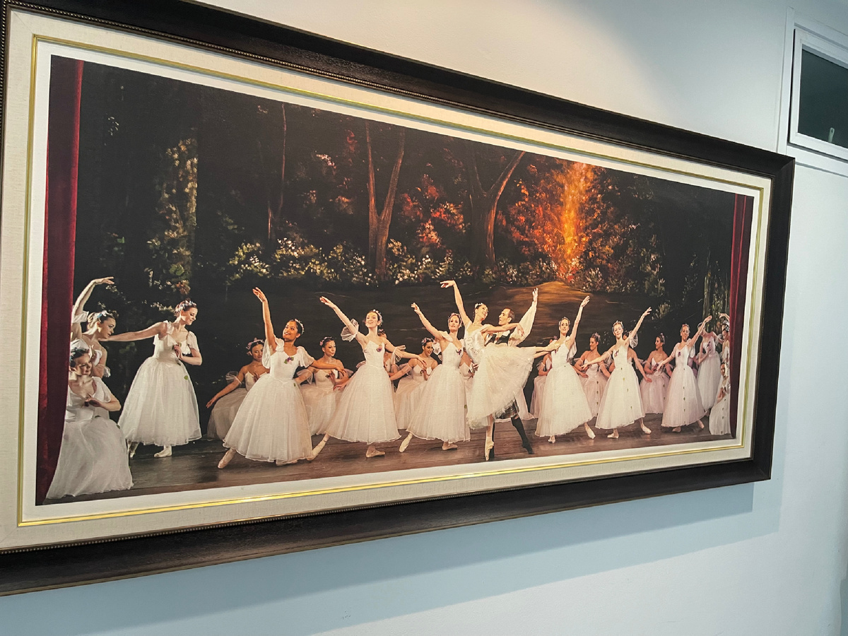 В холле отеля. 