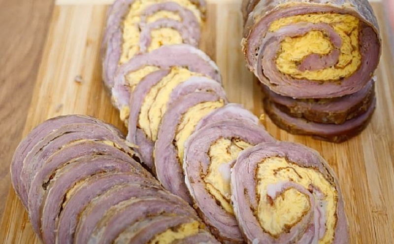 Мясной рулет с яичными блинами: домашний деликатес, который станет любимым