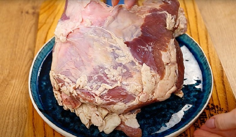 Мясной рулет с яичными блинами: домашний деликатес, который станет любимым