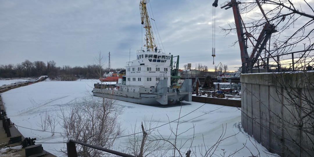 На спуске меня встречает КОНСТАНТИН ПРОНСКИЙ, постоянный житель нашего затона