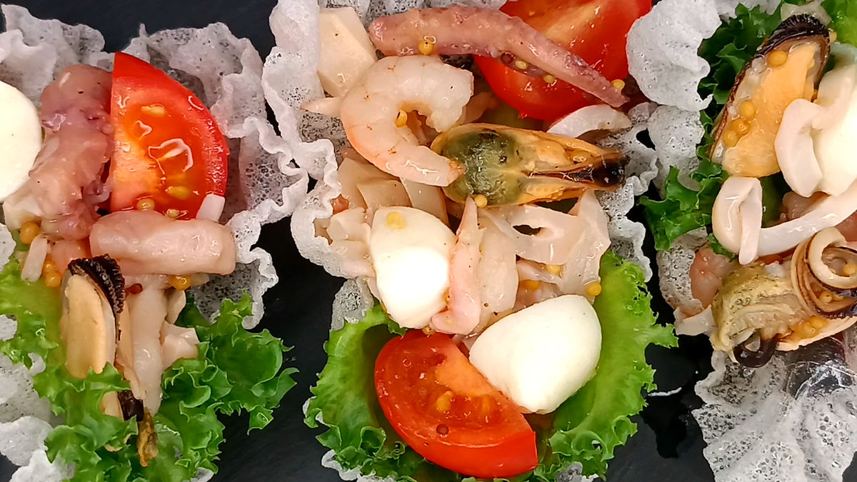 ⭐ Закуска‑сюрприз: хрустящие лодочки из рисовой бумаги с морским коктейлем