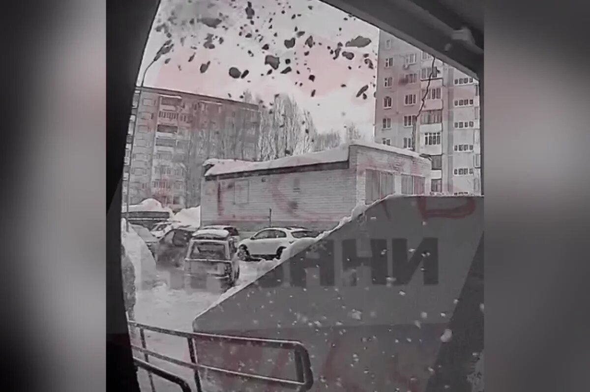    Это не единственный случай за последние дни: аномальные снегопады и резкое потепление превратили крыши домов в источники смертельной опасности.