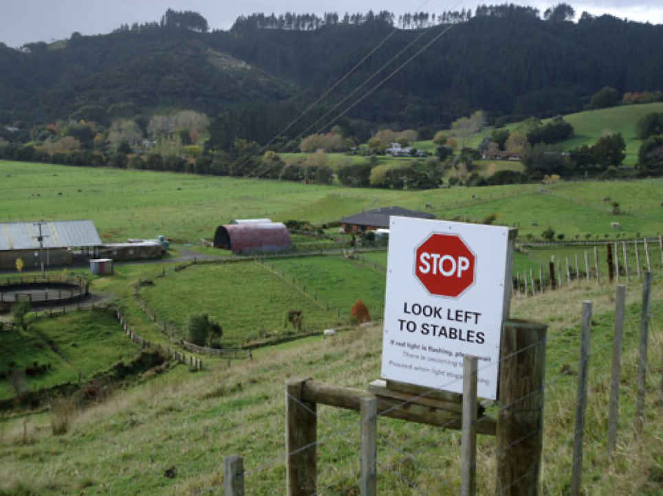 Новый хозяйский дом почти скрыт за знаком; левее — сеновал под округлой крышей; видны огороженные участки (paddocks)