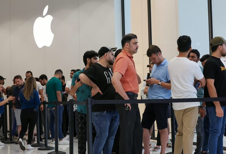    Очереди в Дубае за новым айфоном — тут не только фанаты, но и серые поставщики. Изображение: gulfnews.com