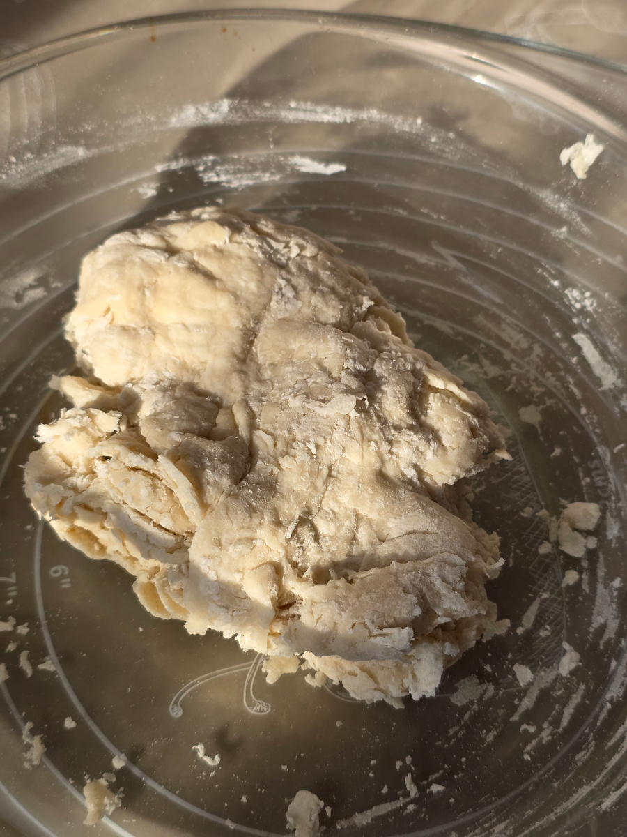 Тесто очень крутое, не собирается в комок