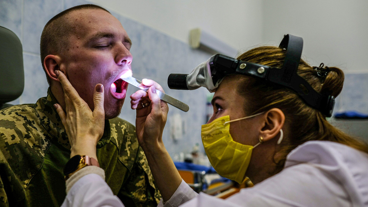    Украина женщина-врач военный ГЛП