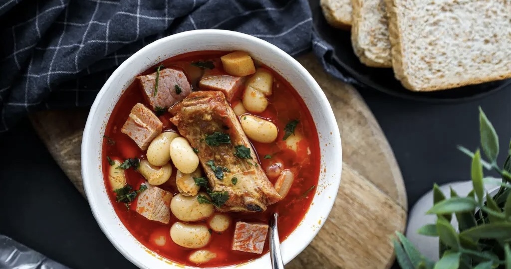 СУП С ФАСОЛЬЮ И РЕБРЫШКАМИ: классика, которая греет