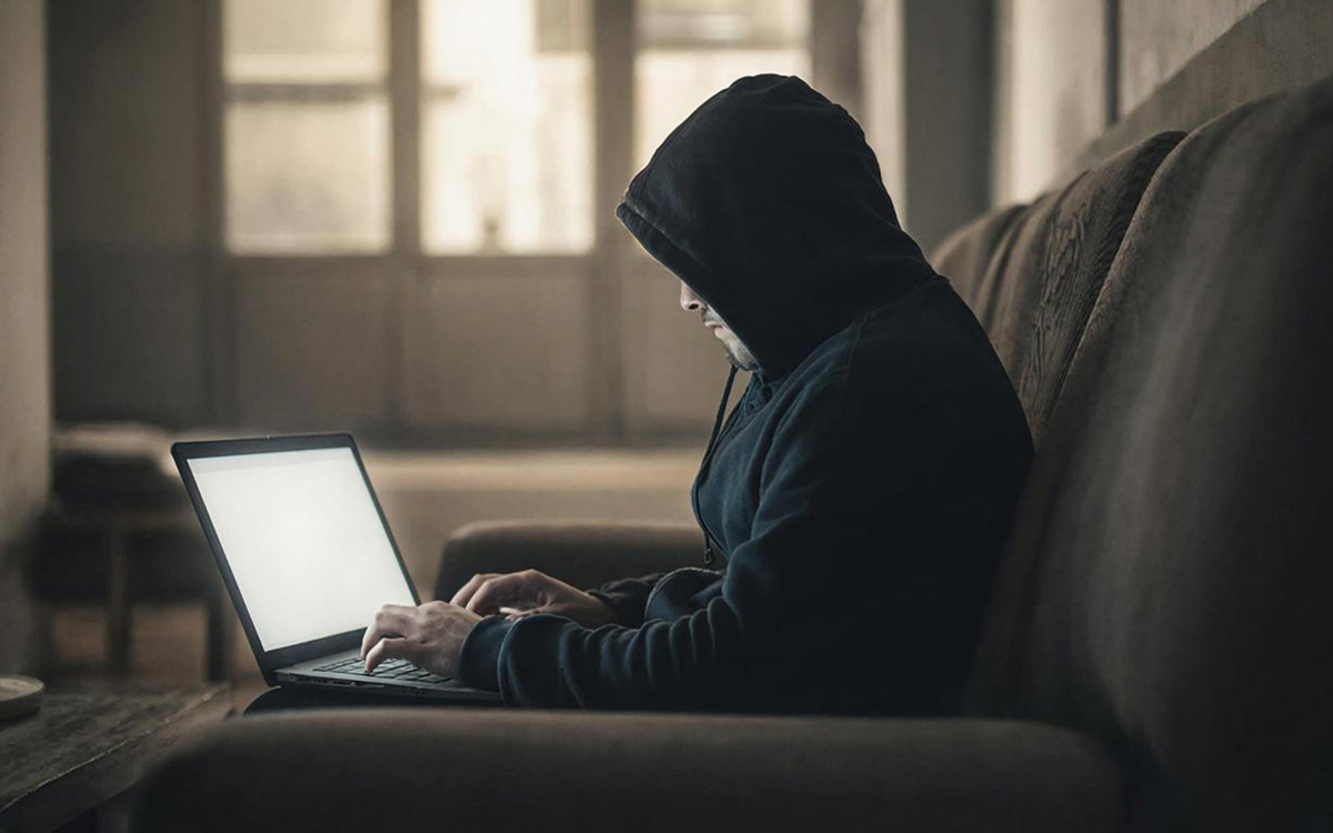 Злоумышленники начали предлагать россиянам фиктивные «вывозные» рейсы из стран Ближнего Востока.  Фото: Изображение сгенерировано с помощью ИИ / Светлана Возмилова