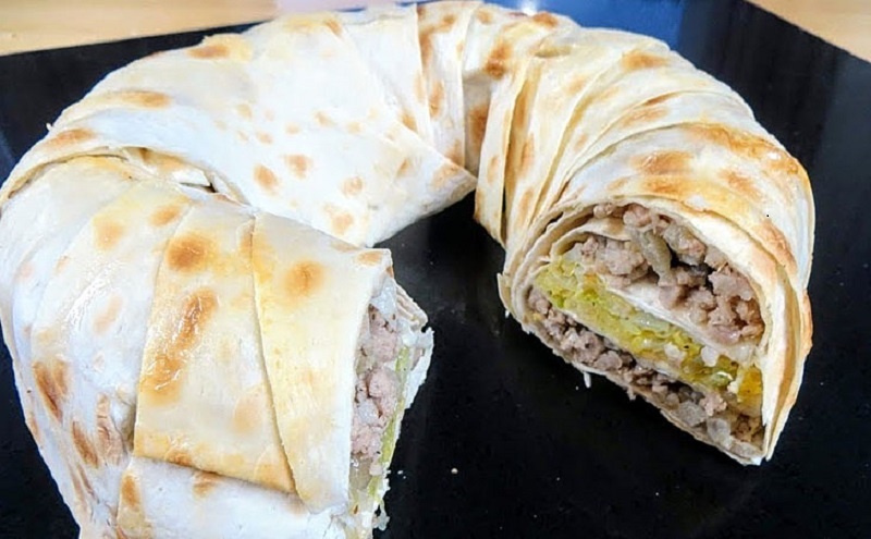 Мясной пирог на лаваше: быстрый способ приготовить сочный ужин без лишних хлопот