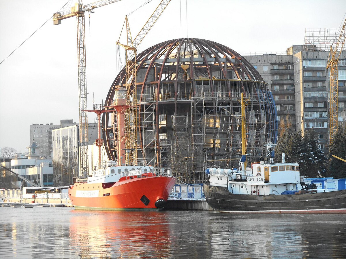 Городские остряки прозвали сооружение "Звездой смерти". Не прижилось. Листайте