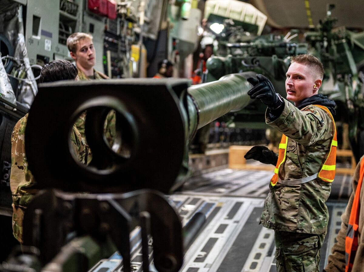    Выгрузка гаубиц M777 для ВСУ из самолета C-17 Globemaster III ВВС США | © Фото : U.S. Air Force / Staff Sgt. Shawn White