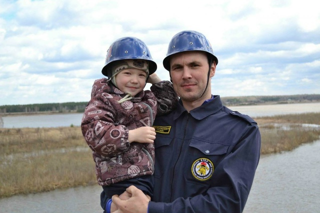 В Красноярском крае мужчина спас из ледяного Енисея дедушку-рыбака!