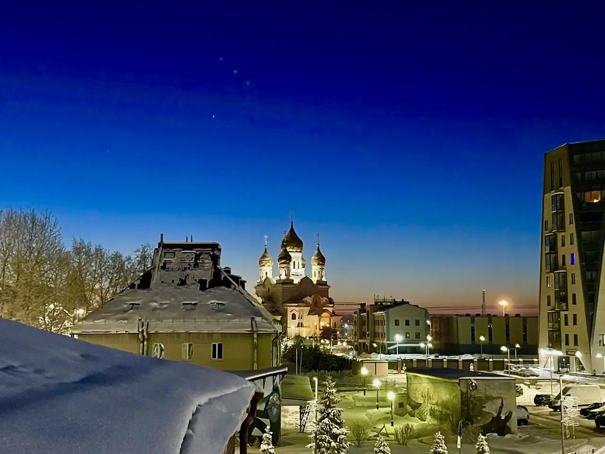 Вид на Михайловский собор в Архангельске с балкона гостиницы «Макаровъ». 