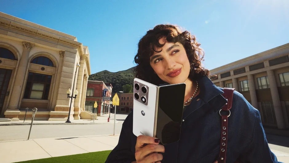    Motorola Razr Fold стал первой горизонтальной раскладушкой компании