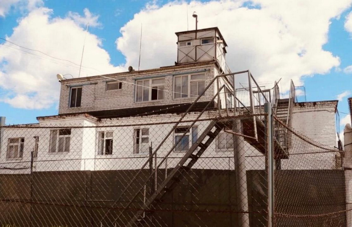 Вид на следственный изолятор Торбеевский централ в Мордовии, подчеркивающий суровую архитектуру и атмосферу изоляции.