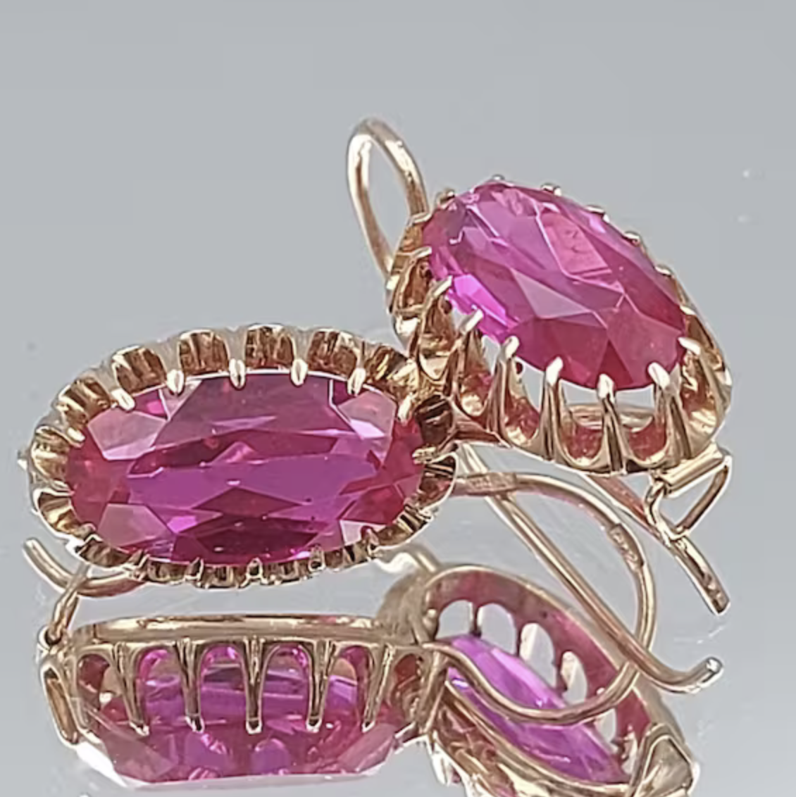 Серьги с продолговатой вставкой “под рубин” (маркиз/наветт)
Золото 583 (≈14K), красная лабораторная вставка ruby LAB (корунд), лаконичная “капсула”-оправа, повседневный советский ретро-стиль. Источник: https://i.etsystatic.com/37650119/r/il/9498b9/6271858545/il_570xN.6271858545_108d.jpg