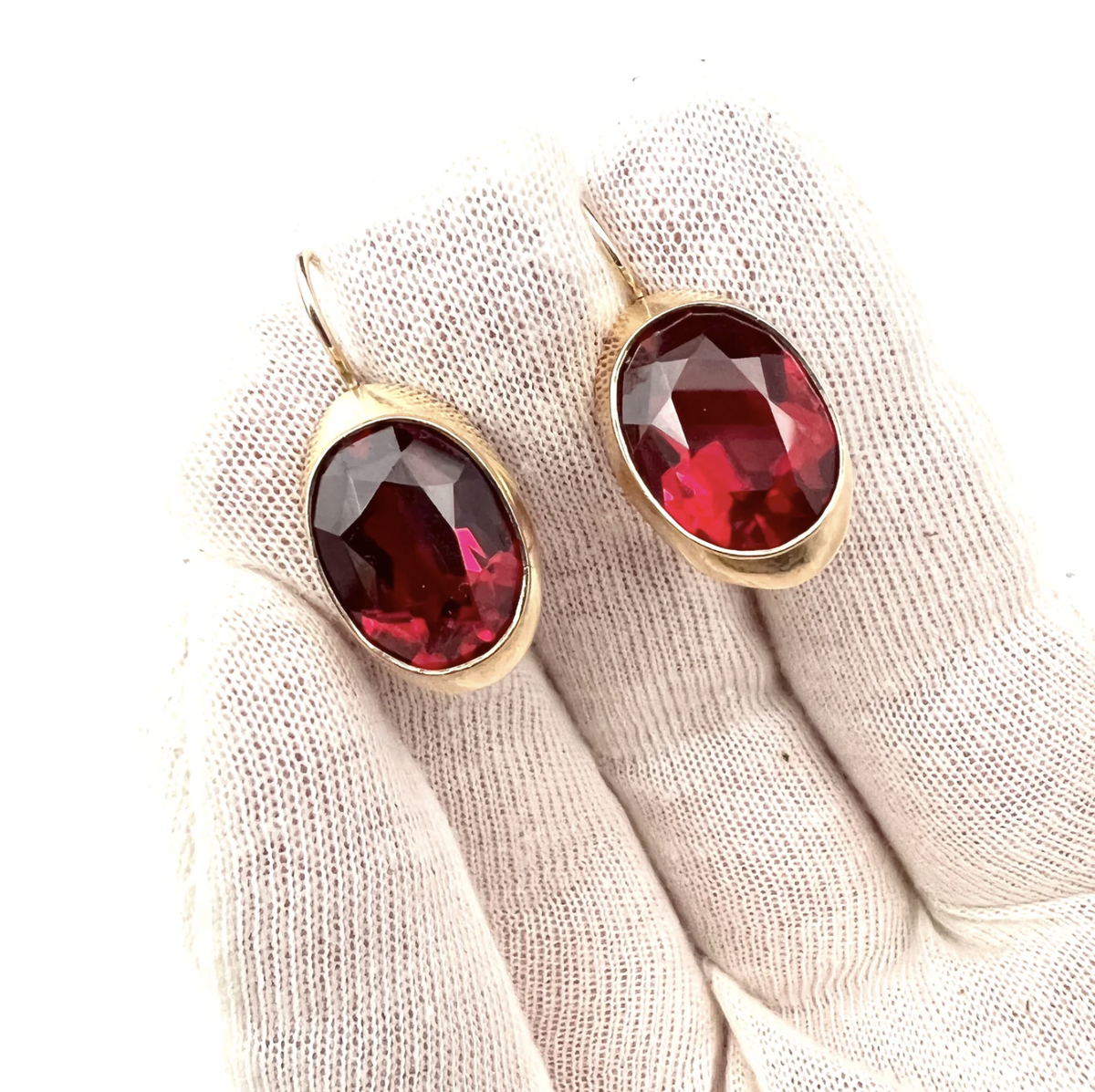 Серьги “Violets / Фиалки”
Золото 583, вставка ruby LAB (корунд). Ереванская ювелирная фабрика, 1980, общий вес 4,12 г. Источник: https://tniklassongallery.com/cdn/shop/products/IMG_1951_39d1cd21-56df-402a-8c71-f8a7f780f7f1.jpg?v=1672408471&width=1445