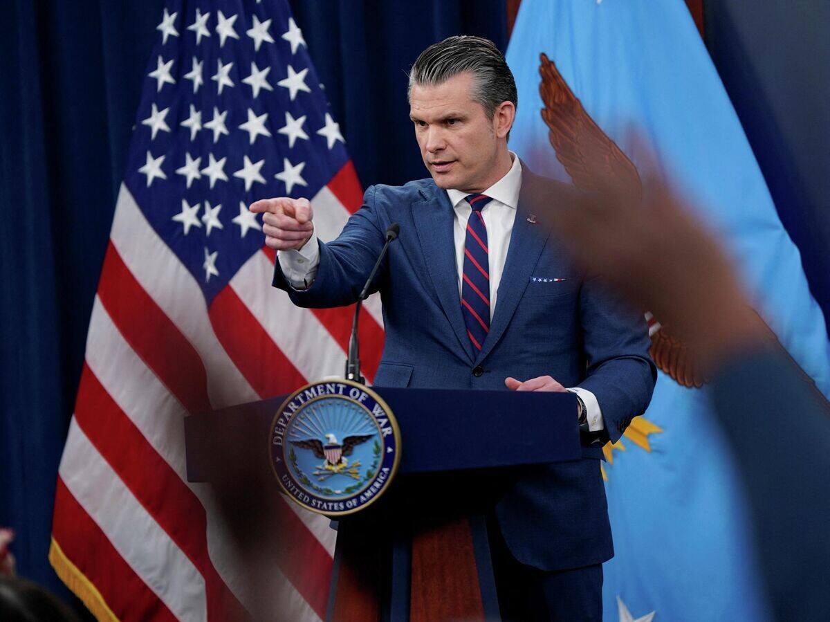    Глава Пентагона Пит Хегсет во время брифинга в Вашингтоне | © REUTERS / Elizabeth Frantz