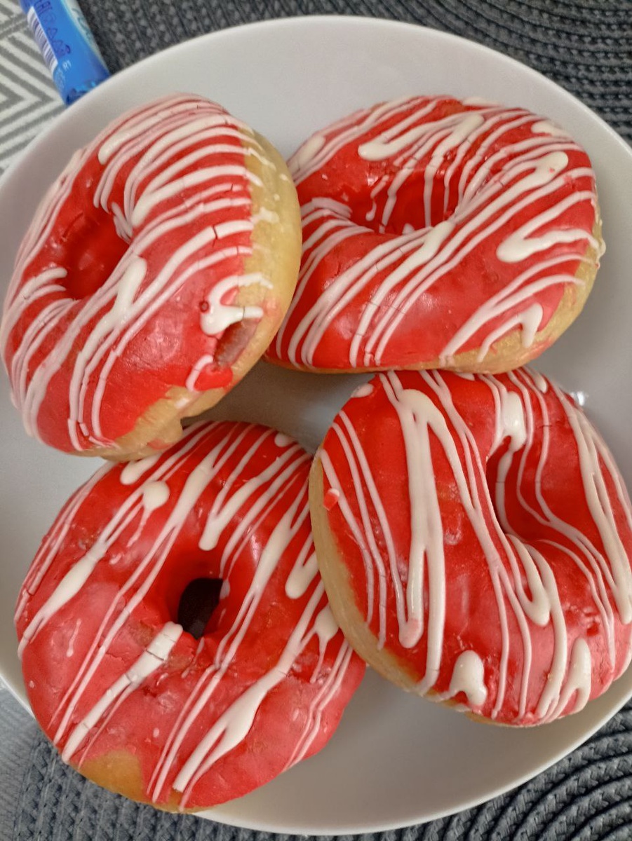 сладкие мучные изделия не самое лучшее питание для детского растущего организма, но дети их очень любят