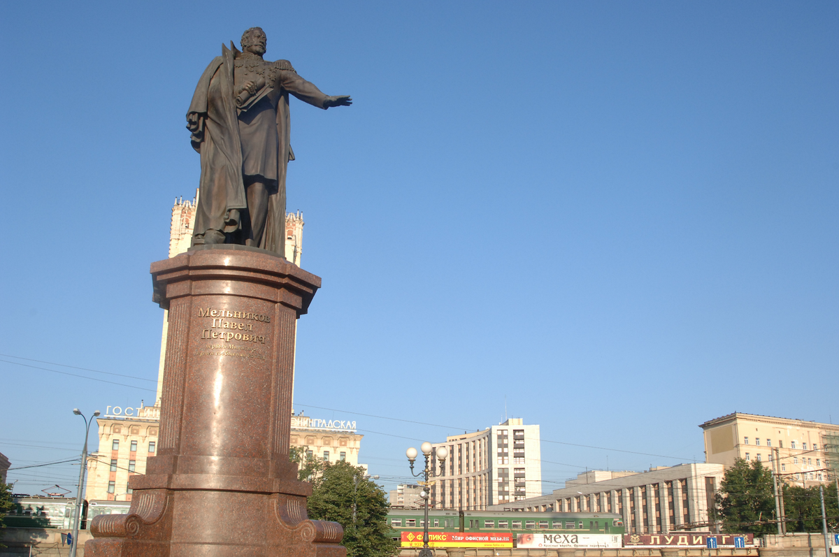 Памятник первому министру путей сообщения России Павлу Петровичу Мельникову на Комсомольской площади