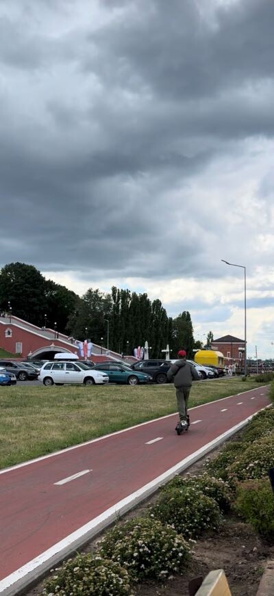 Гоняем на самокатах по набережной Волги в Нижнем Новгороде; гуляем по улицам Владимира; сидим в карете на улице Баумана в Казани; осматриваем монумент Матери-покровительницы Чебоксар. Листайте галерею. 