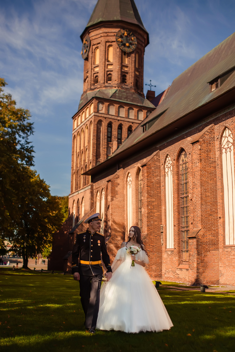 Величественный Кафедральный собор на Острове Канта — идеальная локация для масштабных свадебных кадров в Калининграде.