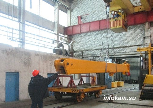    В цеху Камышинского кранового завода (из архива редакции)