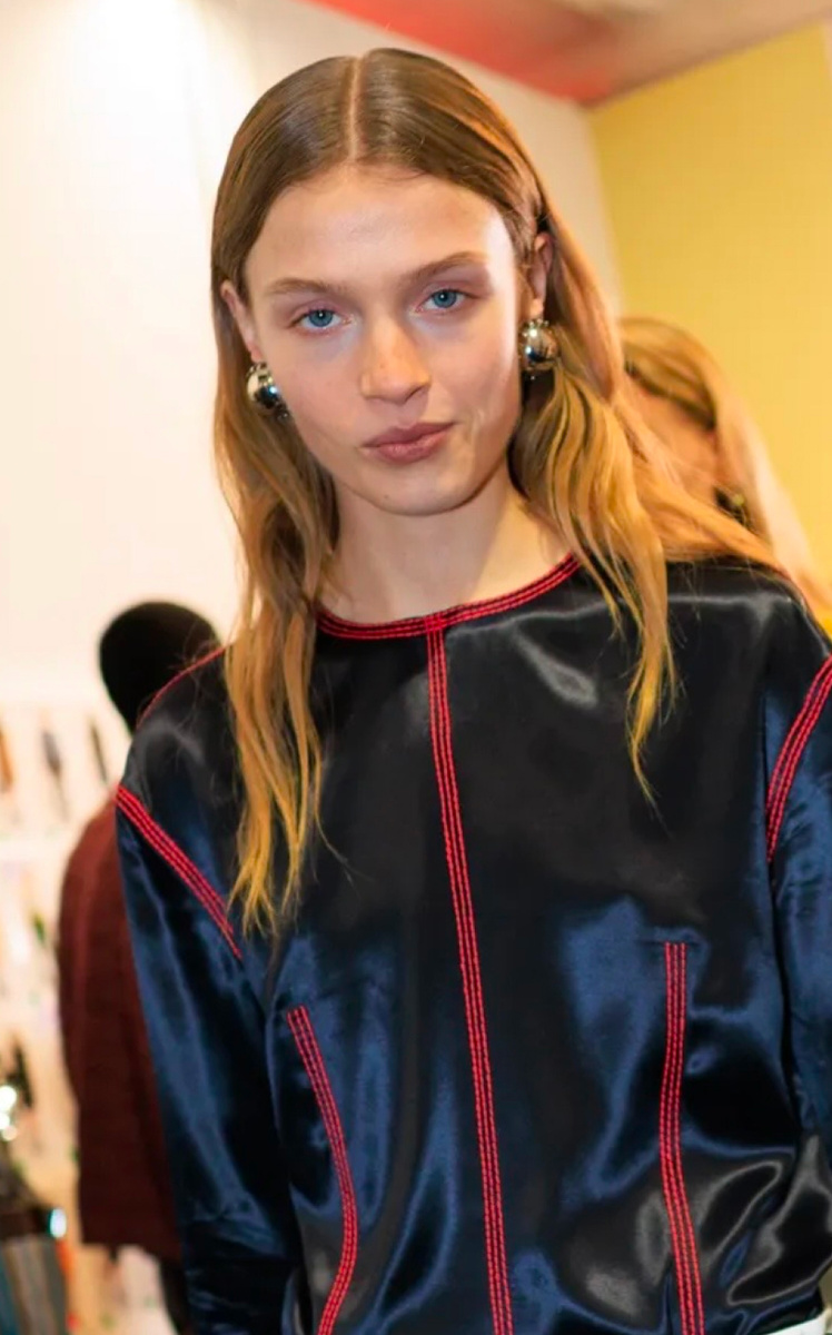    Серебро в макияже и активный румянец: бьюти-тренды Недели моды в Милане сезона осень-зима 2026 (фото 2)