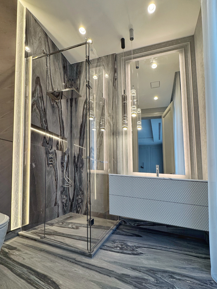 Душевая перегородка из осветленного стекла, зеркало с конурной подсветкой.