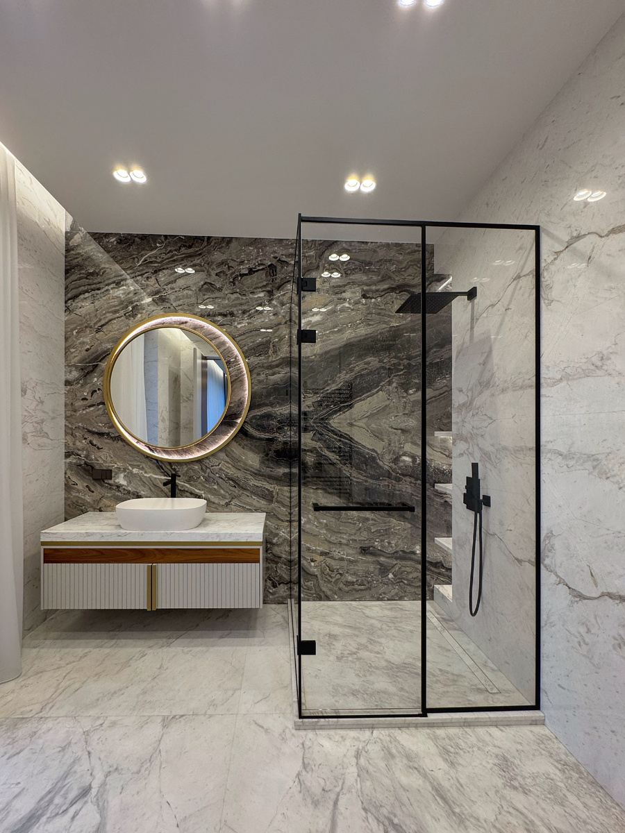 Душевая перегородка в черном профиле, зеркало с подсветкой для ванной комнаты.