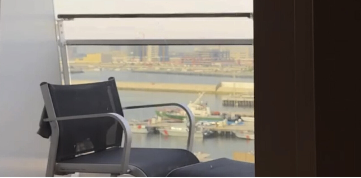 Так выглядит балкон на палубе. Корабль в море не вышел, остается люоваться портом