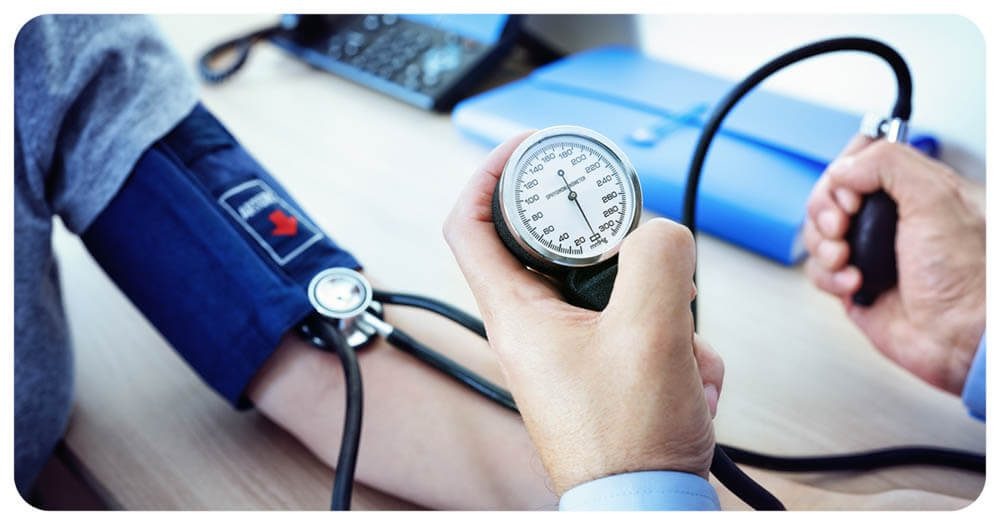 Высокое кровяное давление развивается незаметно: врачи называют 5 скрытых признаков высокого давления, которые вы игнорируете каждый день