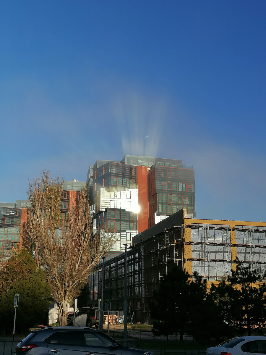 Фото автора. Жилой комплекс Золотой Берег в городе Анапа с короной на голове