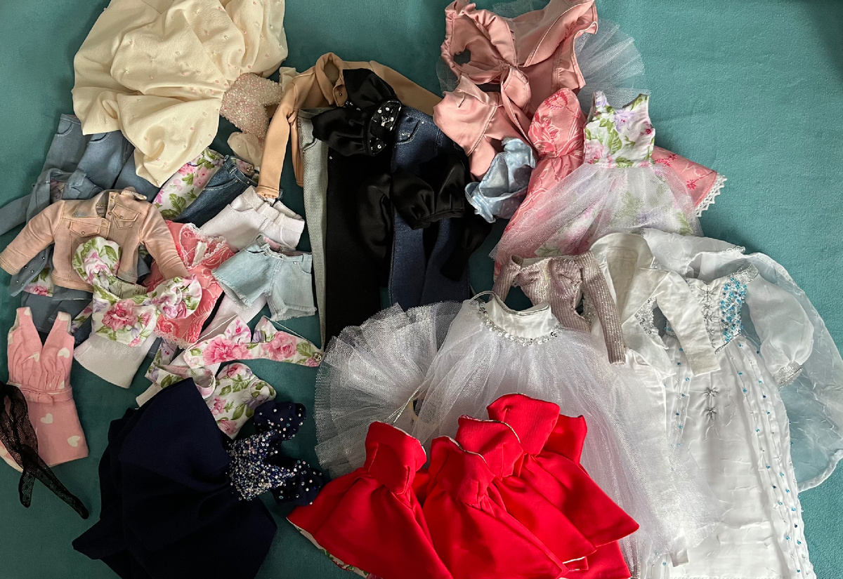 К этому еще кожаные брючки прилагаются, позже обнаружила.