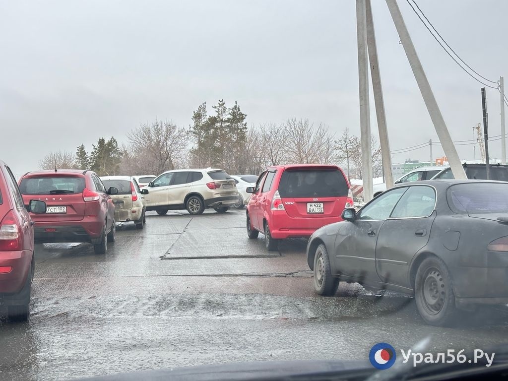    Кольцо на Загородном шоссе в Оренбурге: стыки плит собирают пробки