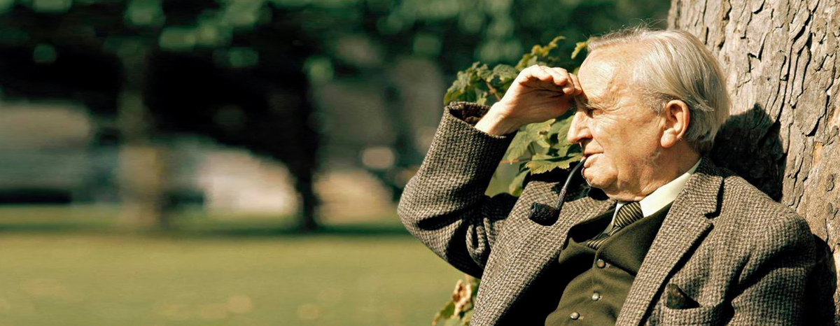 Джон Рональд Руэл Толкин (3 января 1892, Блумфонтейн, Оранжевое Свободное Государство — 2 сентября 1973, Борнмут, Англия) — британский писатель, поэт, переводчик, лингвист и филолог. Ветеран Первой мировой войны. Один из самых известных писателей XX века, автор более двухсот различных публикаций и множества незавершённых работ. Наиболее известен как автор классических произведений "высокого фэнтези": "Хоббит, или Туда и обратно", "Властелин колец" и "Сильмариллион". Эти книги породили сотни переводов, подражаний, продолжений и адаптаций и стали заметным явлением культуры XX века