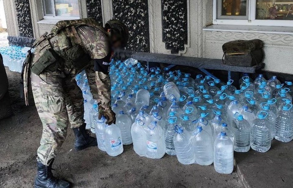    Жителям отдаленных территорий привезли воду. Фото - администрация Токмакского округа