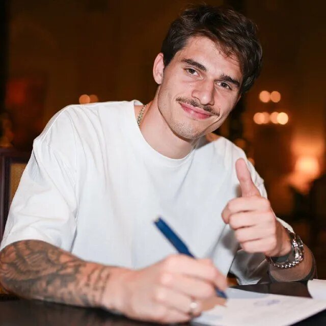 Илья Вахания на подписании контракта с ФК "Краснодар" // Фото: тг-клуба