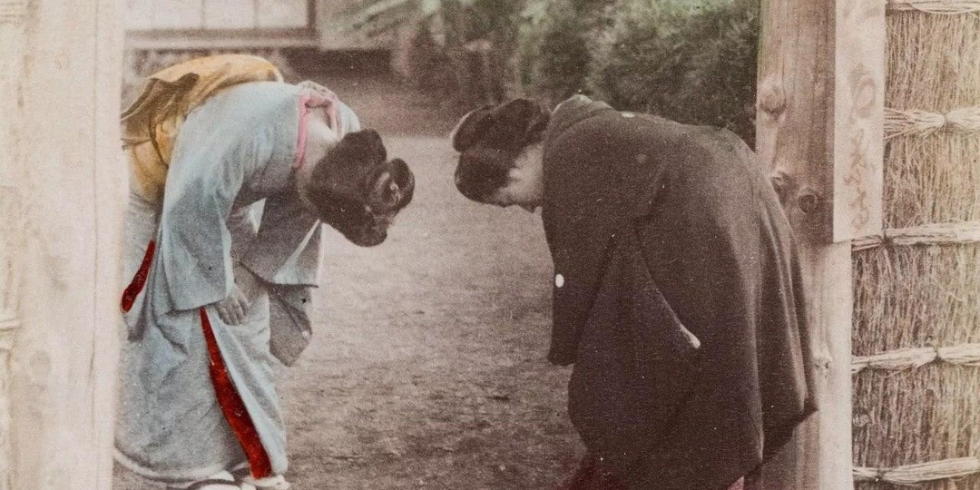 Как японцы начали кланяться друг другу