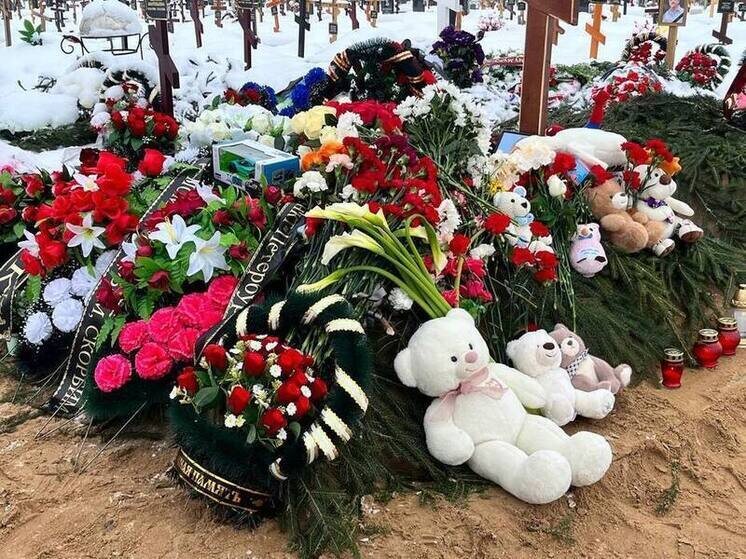     Семья погибшего мальчика получает поддержку от тех, кто встал на её защиту. Фото: МК в Питере/Камилла Латыпова