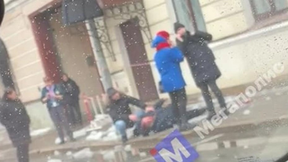    Последствия падения глыбы льда на голову прохожему на Рузовской улице. Автор фото: t.me/Megapolisonline